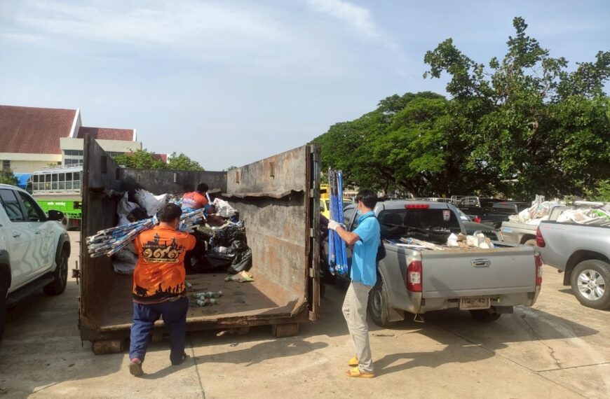 องค์การบริหารส่วนตำบลดงใหญ่ ดำเนินการเก็บขนขยะอันตรายจากหมู่บ้าน จำนวน 20 หมู่บ้าน